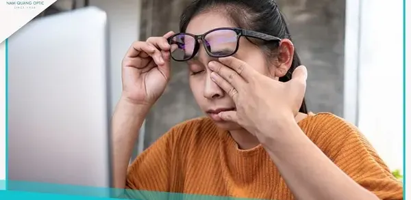 Bị dị ứng kim loại đeo kính gì? Top 3 chất liệu an toàn nhất